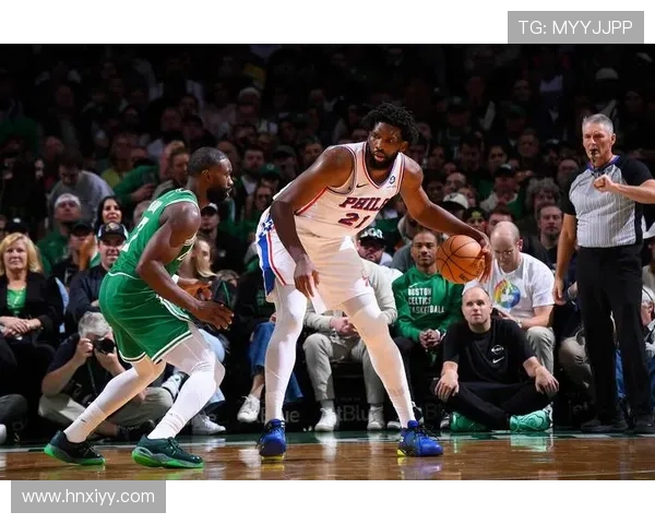 埃奇库姆首秀轰下34分成球队新宠恩比德马克西泼水庆祝场面热烈